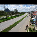 Im Bereich von Ortschaften gibt es oft sog. Frontage Roads (in manchen Ländern auch Service Roads genannt)